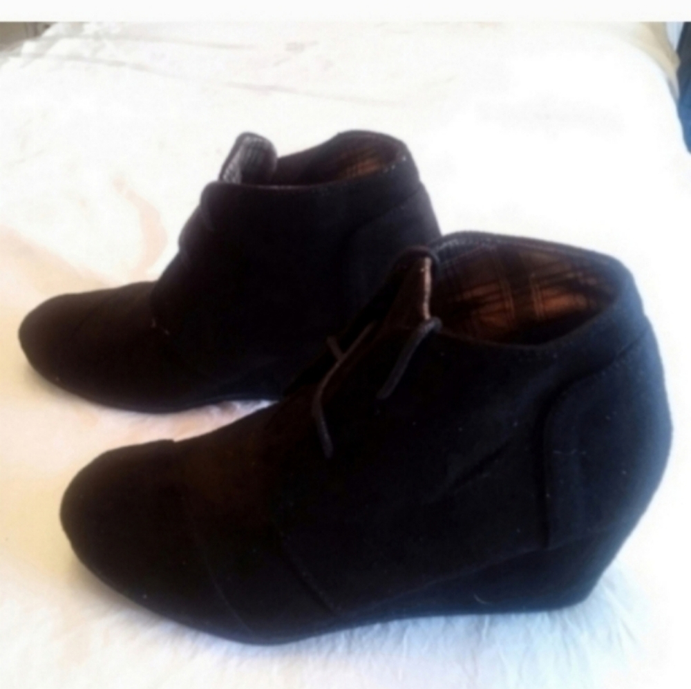 Forever 21 Black Suede Wedge Ankle Boots Women 7 Lace Up 2.5" Heel FLAW See Belo